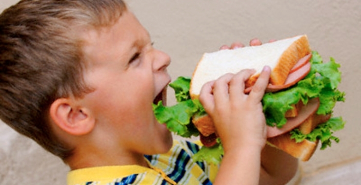 Qué hacer si tu niño come demasiado y con ansiedad
