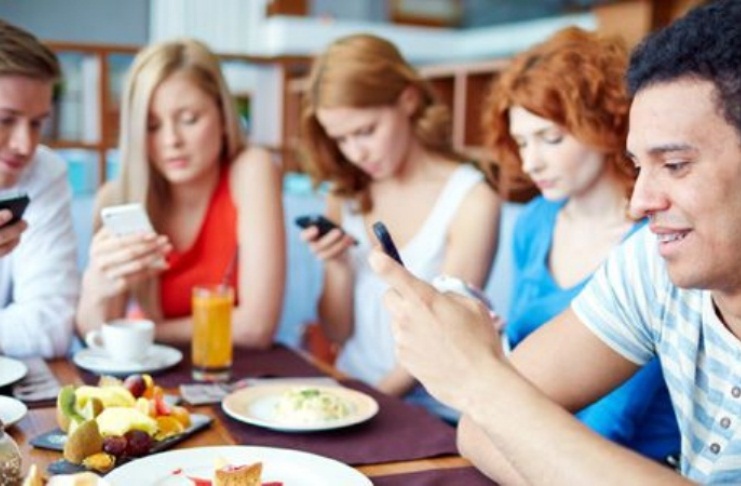 ¿Sabías que los adolescentes con baja autoestima son más adictos al celular, móvil o smartphones?